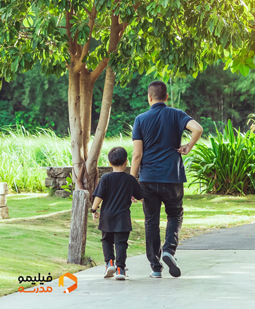 پدر و پسری در حال قدم زدن برای رفع استرس کودک