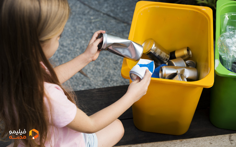 کودکی در حل تفکیک زباله