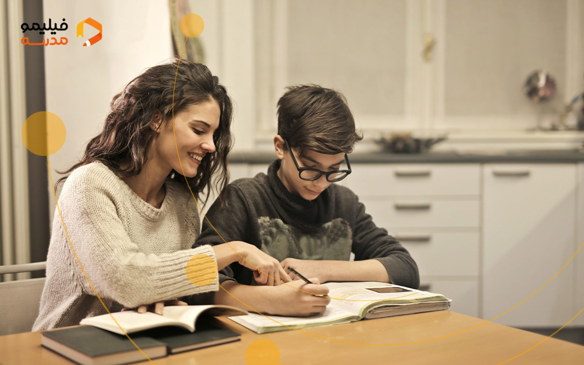 یک مادر که در حال کمک کردن به پسرش است تا او بتواند از روی کتاب بخواند