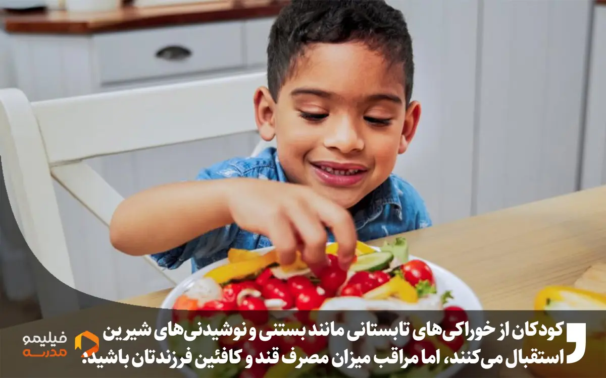 یک پسربچه در حال خوردن سبزیجات