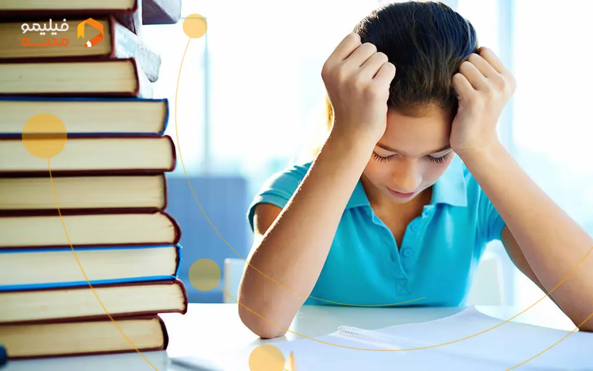 دانش آموز دختر در حال درس خواندن